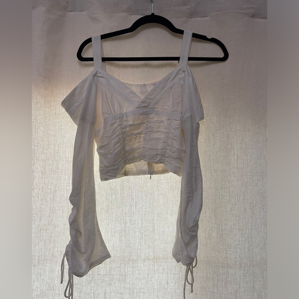 Obsessed with this top. I wish i could keep it! adorable linen white blouse